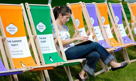 woman reading at the Hay festival.