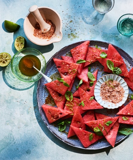 Semangka Yotam Ottolenghi dengan sirup jeruk nipis dan garam berbumbu.