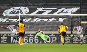 Wolves v west brom: premier lig - canlı! 3 matheus pereira, west bromwich albion'a galibiyet vermek için maçtaki ikinci penaltısını evine attı.