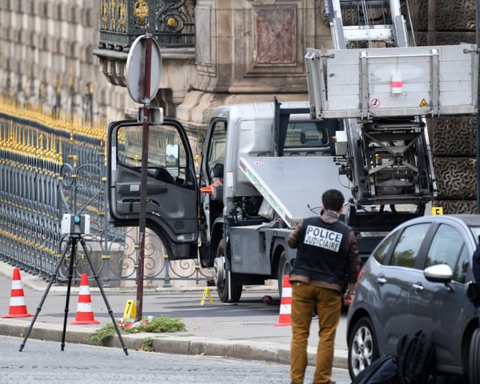 Prosecutor has ‘small hope’ of recovering Louvre jewels thanks to gear left by thieves