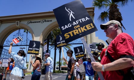 Escritores e atores em greve do lado de fora da Paramount Studios na sexta-feira.