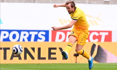 Harry Kane lets fly for Tottenham’s second goal