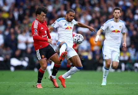 Leeds's Dominic Calvert-Lewin challenges Manchester United's Lisandro Martínez.