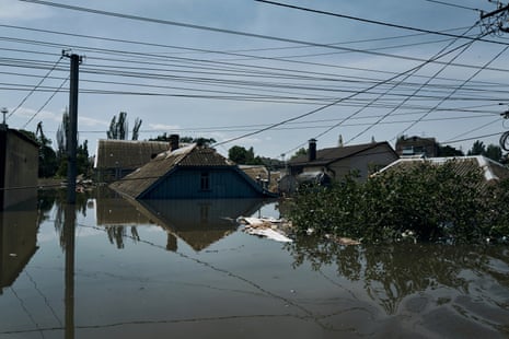Una vista de los techos de las casas privadas inundadas, en Kherson, Ucrania.