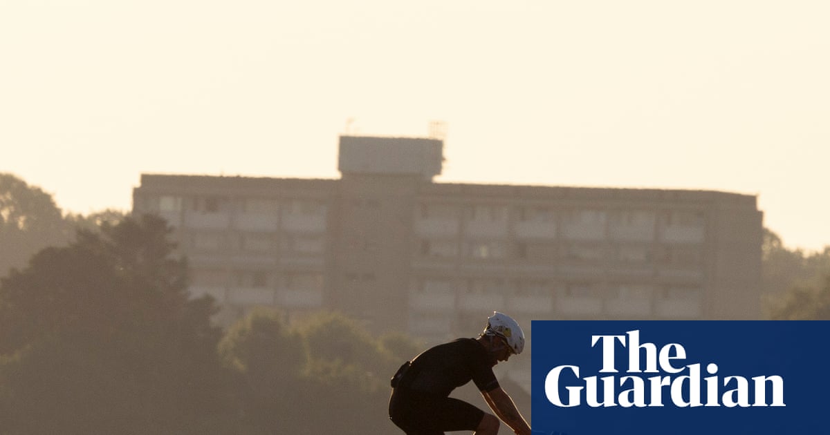 Heatwaves show UK must do more to promote cycling and walking, campaigners say