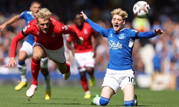 Anthony Gordon protesta por un desafío de Joe Worrall durante el empate del Everton contra Nottingham Forest