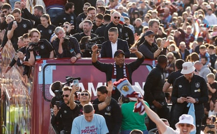 Manajer Burnley Vincent Kompany di bus parade kemenangan minggu ini