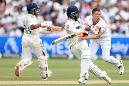 Ravindra Jadeja collides with Brydon Carse while running between the wickets.