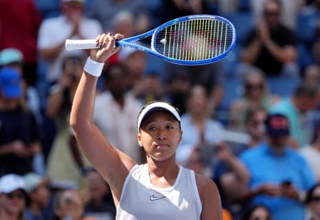 A japonesa Naomi Osaka agradece aos fãs após vencer sua partida da segunda rodada.