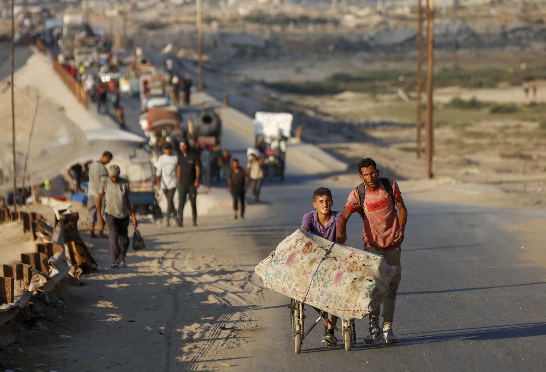 Palestinians flee southward