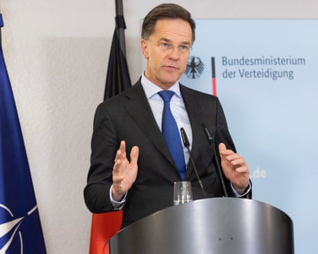 नाटो महासचिव मार्क रुटे बर्लिन, जर्मनी में यूक्रेन संपर्क समूह की आज की आभासी बैठक के बाद एक संवाददाता सम्मेलन के दौरान बोलते हुए।