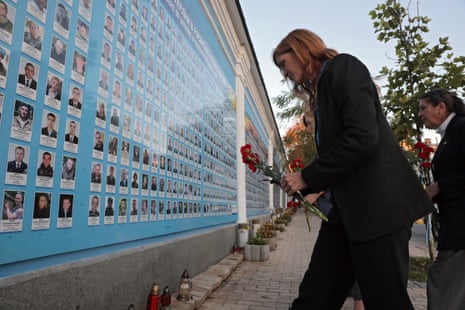 Administrator of the United States Agency for International Development (Usaid) Samantha Power lays flowers at the memorial to soldiers in Kyiv.