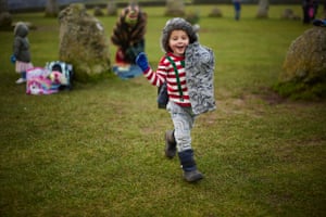Pessoas dando as boas-vindas ao amanhecer ao celebrar o solstício de inverno em Castlerigg, um círculo de pedras de 5.000 anos perto de Keswick, Cumbria