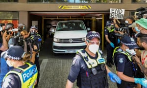 De media omsingelen een voertuig in de faciliteit waar Djokovic werd vastgehouden in Melbourne.