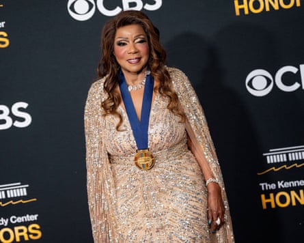 Gloria Gaynor in a sparkly rose-gold gown on the red carpet