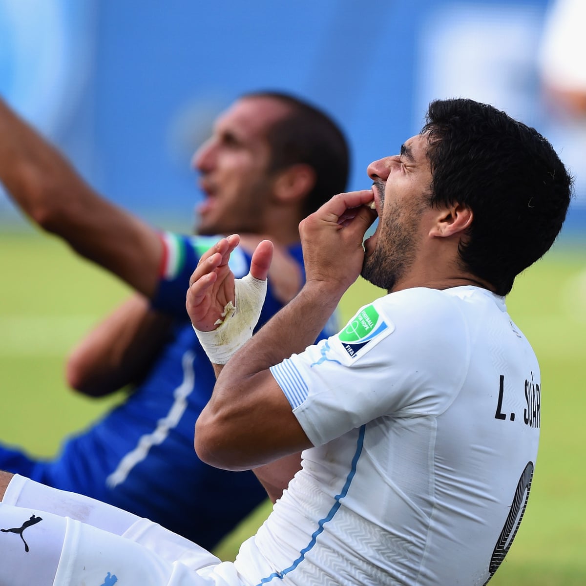 World Cup stunning moments: Luis Suárez bites Giorgio Chiellini in 2014 |  Soccer | The Guardian