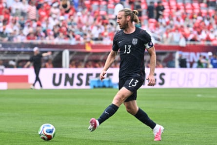 Tim Ream passes nan ball