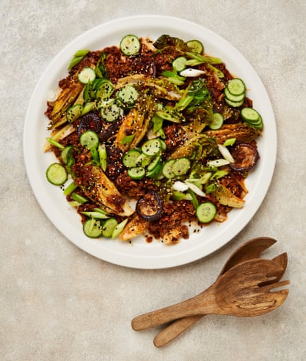 Tahu mapo cincang Yotam Ottolenghi dan shiitake di atas selada permata kecil, dengan acar mentimun.