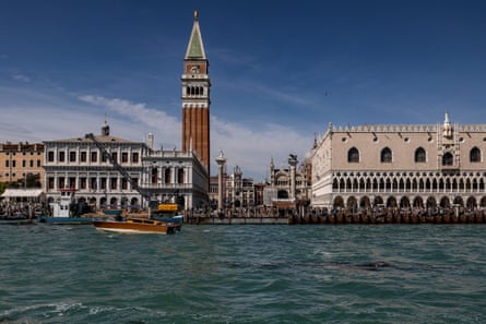 Trabajadores de la construcción trabajando en la inundación de Mose sistema de defensa