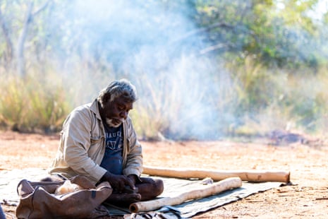 L'ancien Ngarinyin Phillip Duckhole AKA Cracker en train de poncer un didgeridoo au camp.