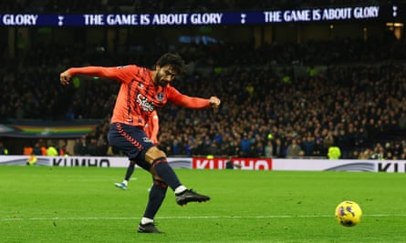 André Gomes pulls a goal back for Everton