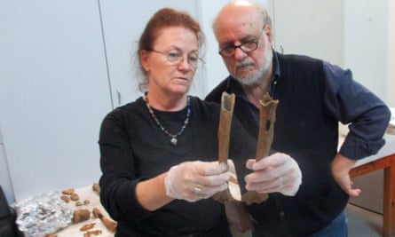 Laura Antikas-Wynn and Yannis Maniatis inspect the bones.