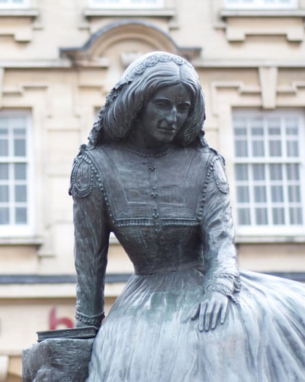 Statue of George Eliot in Nuneaton town centre.