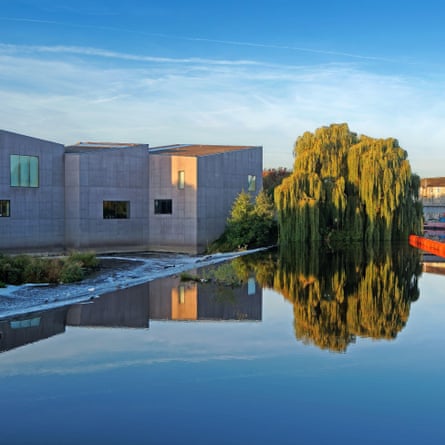 UK, West Yorkshire, Wakefield, The Hepworth Wakefield and River Calder.2X05328 UK, West Yorkshire, Wakefield, The Hepworth Wakefield and River Calder.