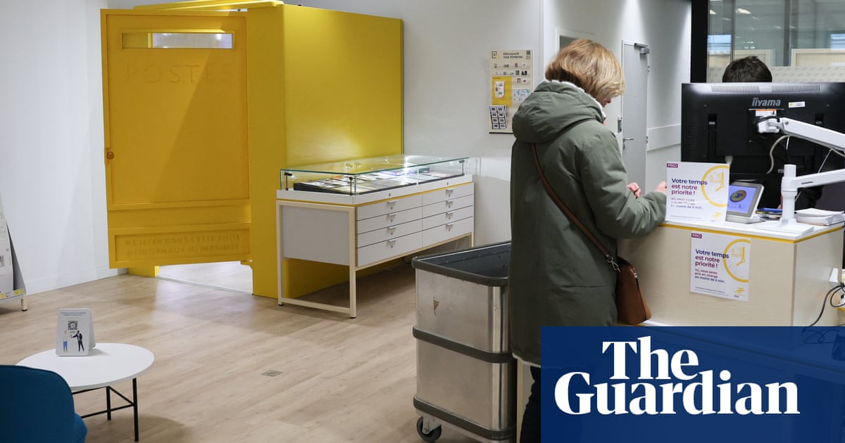 Клиентите могат да вземат колетите си и да пробват артикулите