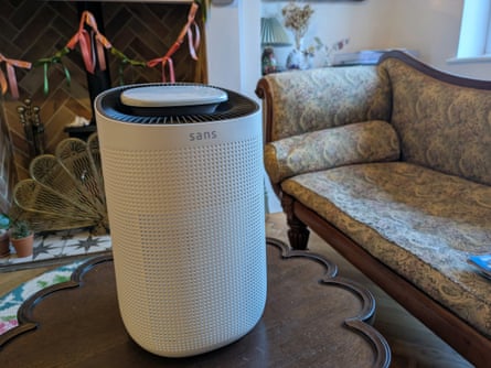 Pete Wise testing air purifiers.