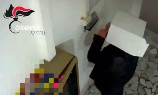 A municipal worker in the Italian town of Boscotrecase is disguised with a cardboard box while clocking in for multiple colleagues. Around half the town hall staff have been arrested for fraudulent absenteeism.