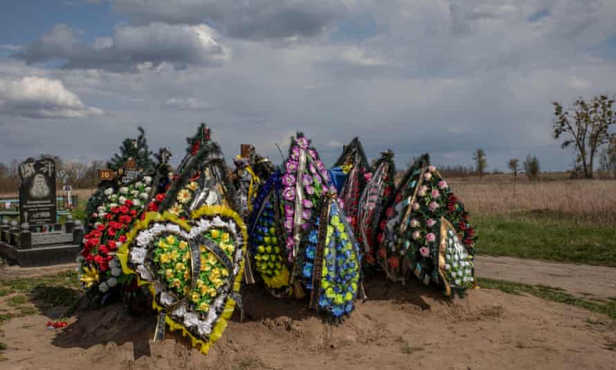 Kwiaty upamiętniają Olgę Petrevną, głowę wioski, jej syna i męża na cmentarzu Mutizin