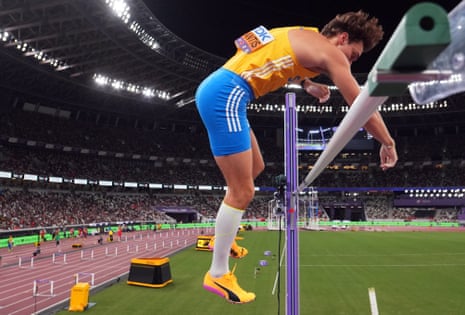 Armand Duplantis in action