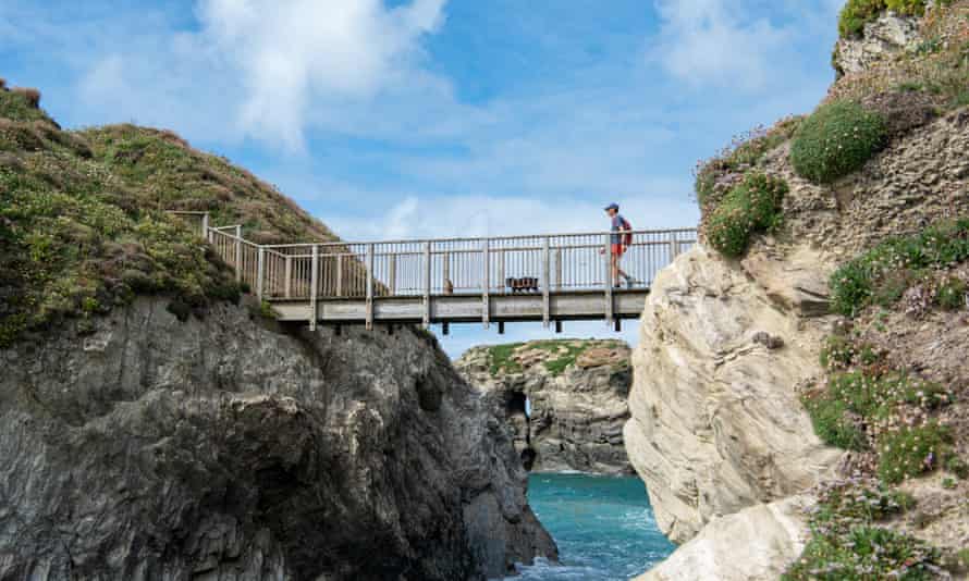 Crossing to Porth Island.