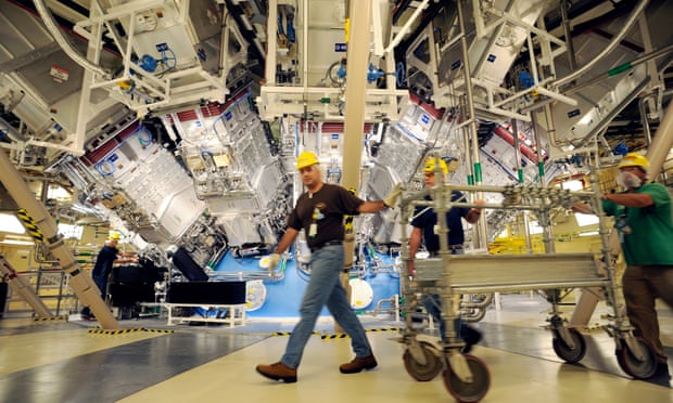 Ingenieros trabajan en el exterior de la estructura donde se encuentra el conjunto de láseres del NIF; la cúpula tiene 10 m de diámetro y dispone de entradas para más de 100 haces láser. Fotografía: David Butow/Corbis/Getty Images Ingenieros trabajan en el exterior de la estructura donde se encuentra el conjunto de láseres del NIF; la cúpula tiene 10 m de diámetro y dispone de entradas para más de 100 haces láser. Fotografía: David Butow/Corbis/Getty Images