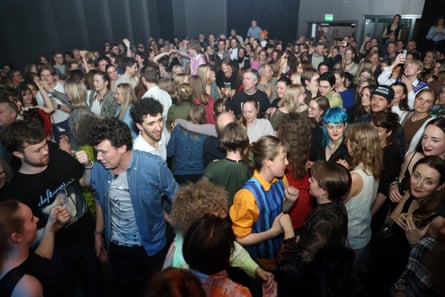People dancing at a Tuvas Blodklubb concert