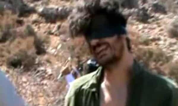 صورة مأخوذة من مقطع فيديو على يوتيوب في 1 أكتوبر 2012 تظهر الأمريكي المستقل أوستن تايس في مكان غير معروف في سوريا.