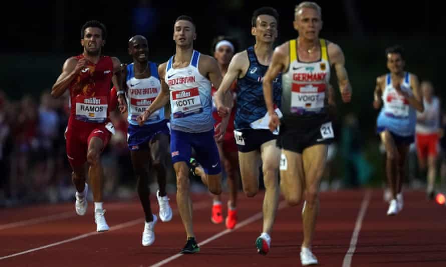 Mo Farah trails in behind his British compatriot Marc Scott and others, with the multiple Olympic champion showing the strain