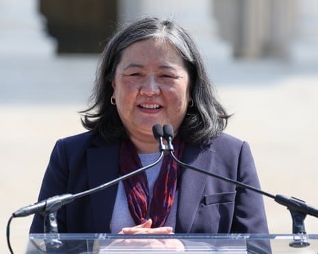 1 अप्रैल 2026 को संयुक्त राज्य अमेरिका में अवैध रूप से या अस्थायी रूप से रहने वाले माता-पिता से पैदा हुए बच्चों को राष्ट्रपति डोनाल्ड ट्रम्प नागरिकता से वंचित कर सकते हैं या नहीं, इस पर न्यायाधीशों की मौखिक दलीलें सुनने के बाद सेसिलिया वांग ने अमेरिकी सर्वोच्च न्यायालय के बाहर बात की।