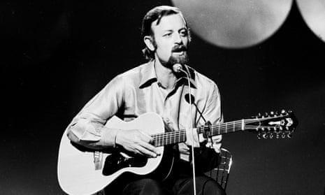 Roger Whittaker performing on Lulu’s BBC television show in the early 1970s.