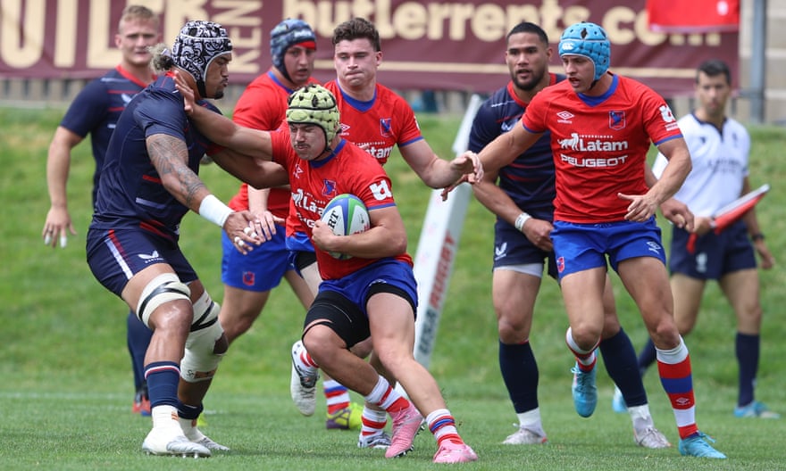 Matias Jaravolic de Chile se hace cargo de la defensa de los Estados Unidos en Glendale.