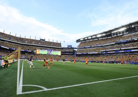 Gonzalo Plata #19 of Ecuador controls the ball