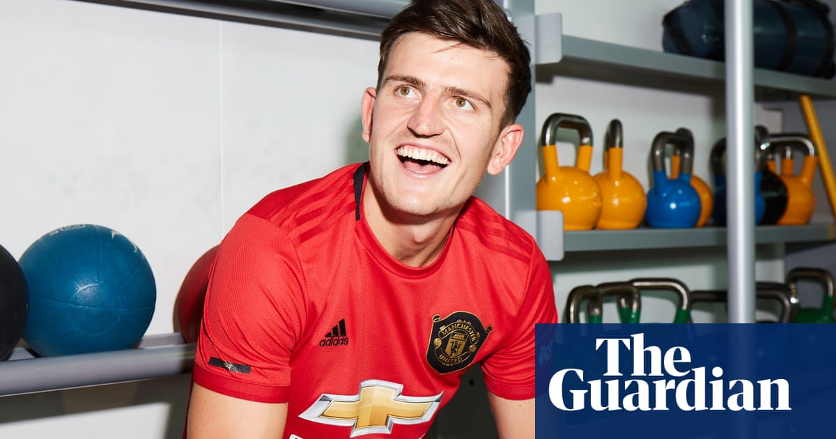 Harry Maguire promises to give everything I can after record move to Manchester United – video