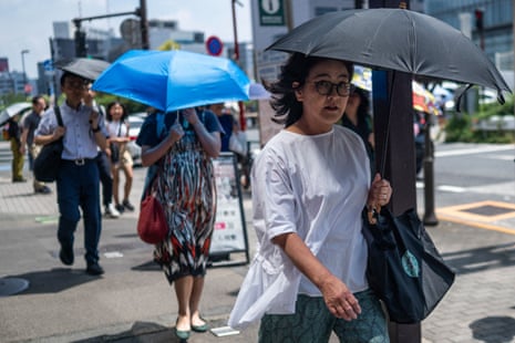 As pessoas carregam guarda-chuvas para se protegerem do sol em Tóquio esta semana.