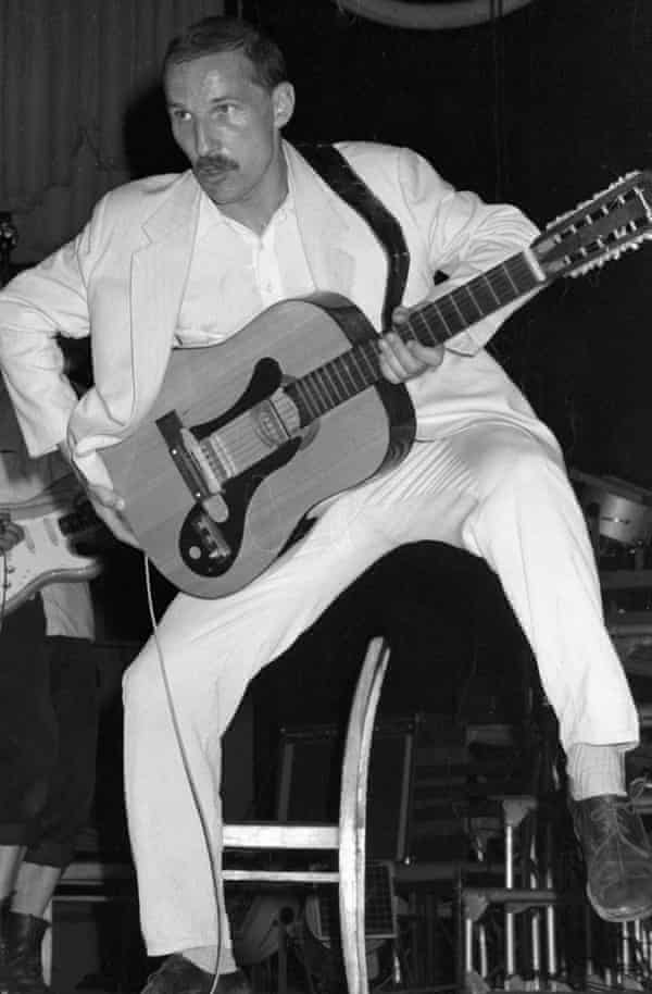 Pyotr Mamonov performing with Zvuki Mu.