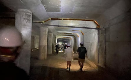 Niektórzy z pierwszych turystów zwiedzają tajemniczy tunel w Seulu.