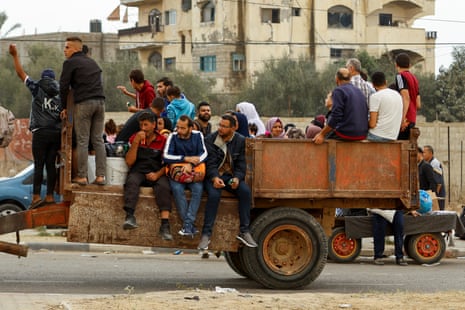 Palestinians flee north Gaza to move southward, as Israeli tanks roll deeper into the enclave, amid the ongoing conflict between Israel and Hamas, in the central Gaza Strip November 12, 2023.