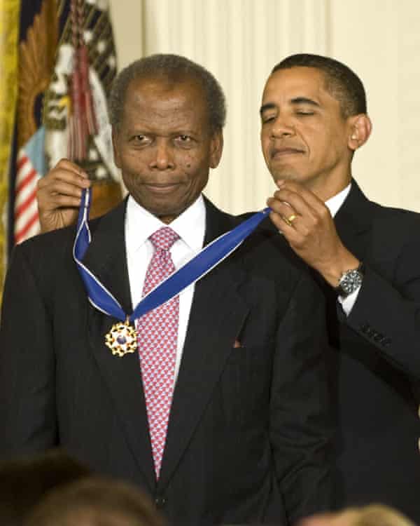 Barack Obama presenting the presidential medal of freedom to Sidney Poitier in 2009.