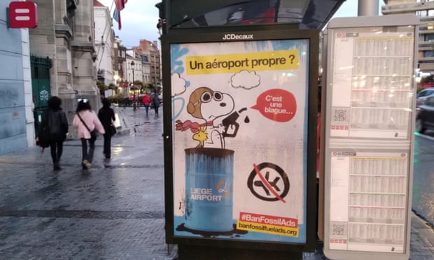 'Un aeroport propre' anti-airport expansion poster at bus stop, featuring Snoopy
