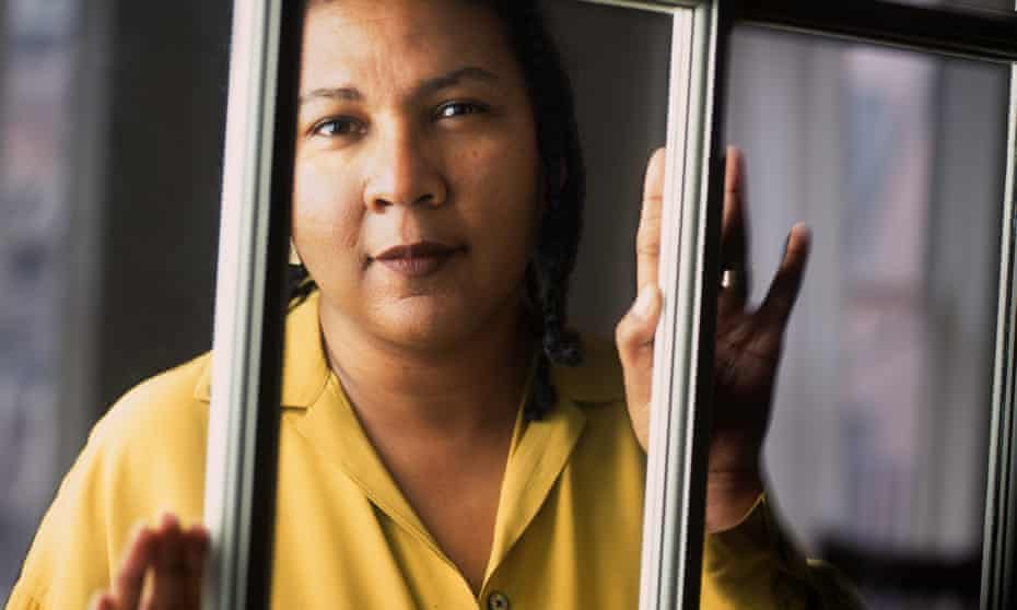 bell hooks poses for a portrait through a window on 16. December 1996 in New York.